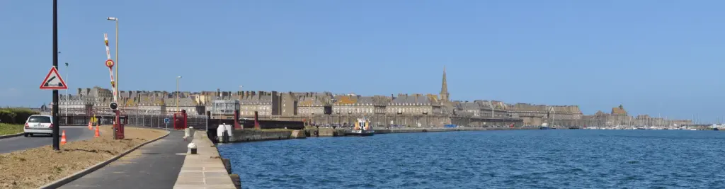 Panorama du bassin Vauban et de la vieille ville de Saint-Malo
