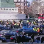 Des manifestants en gilet jaune rassemblés place de la Bastille à Paris