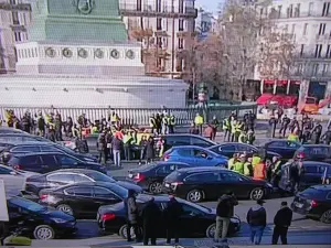 Des manifestants en gilet jaune rassemblés place de la Bastille à Paris