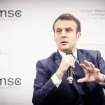 Emmanuel Macron prend la parole avec un microphone à la Conférence de Munich en février 2020, image d'archive.