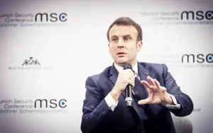 Emmanuel Macron prend la parole avec un microphone à la Conférence de Munich en février 2020, image d'archive.