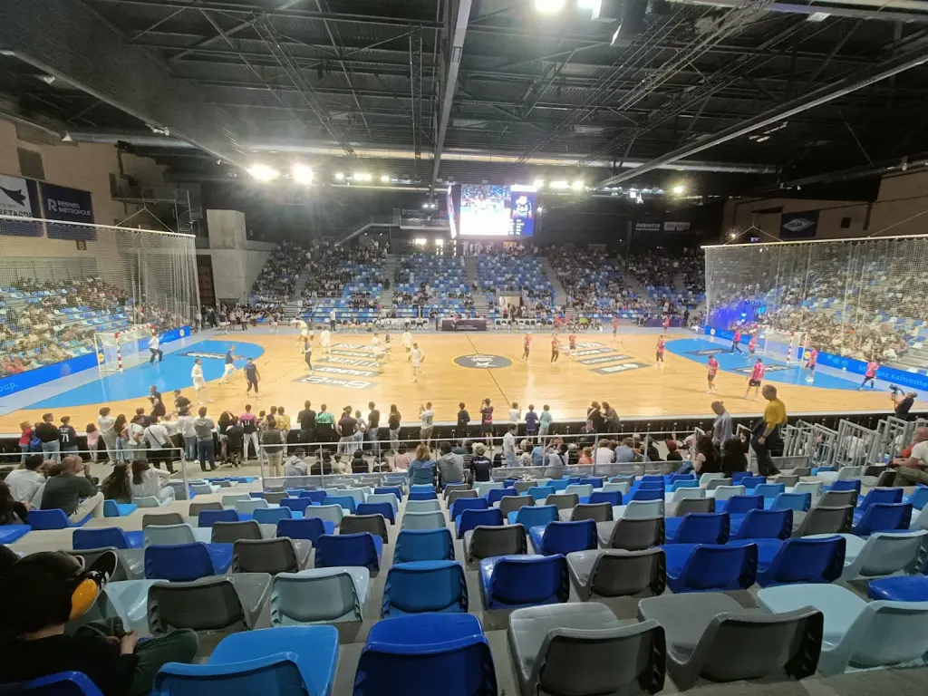 Terrain de la Glaz Arena lors d’une rencontre de Cesson Rennes en avril 2026