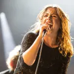 Izïa Higelin chantant sur scène à Ramonville en 2015