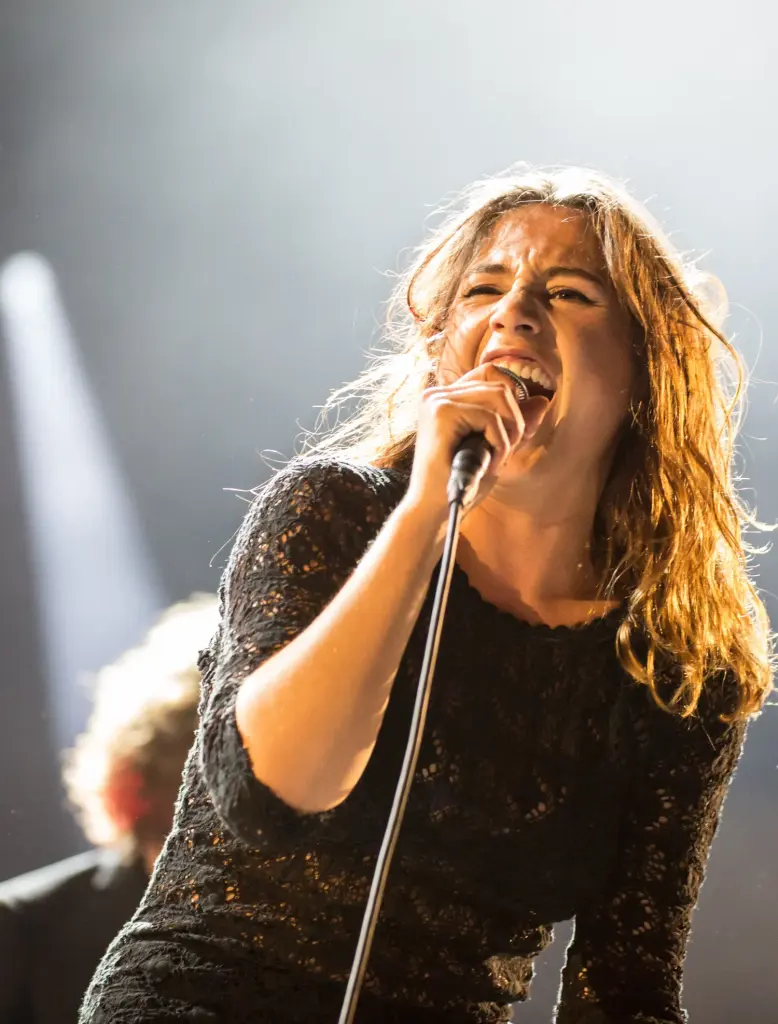 Izïa Higelin chantant sur scène à Ramonville en 2015