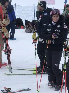 Paula Moltzan en tenue de ski sur une piste enneigée en 2023