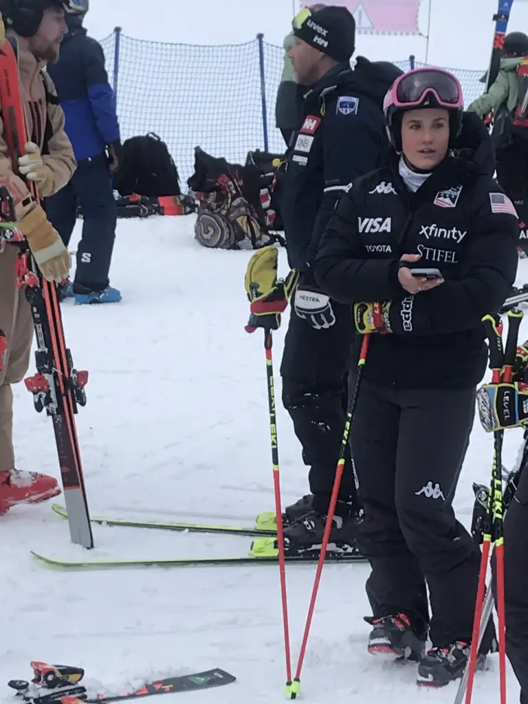 Paula Moltzan en tenue de ski sur une piste enneigée en 2023