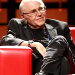 Walter Koenig assis dans un fauteuil rouge au Phoenix Comicon en mai 2013