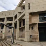Façade contemporaine du tribunal judiciaire de Dijon, béton et briques, sculpture sur le parvis, photographiée le 16 juillet 2023 (archive)