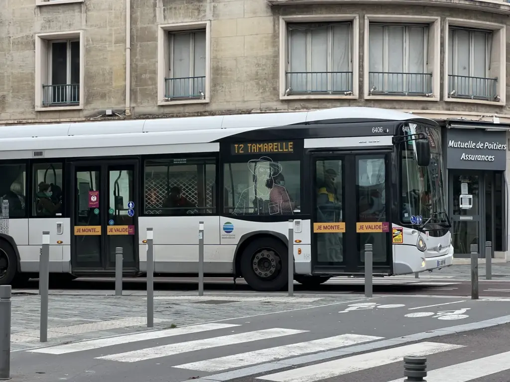 Un bus de la ligne T2 du TEOR dans le centre de Rouen