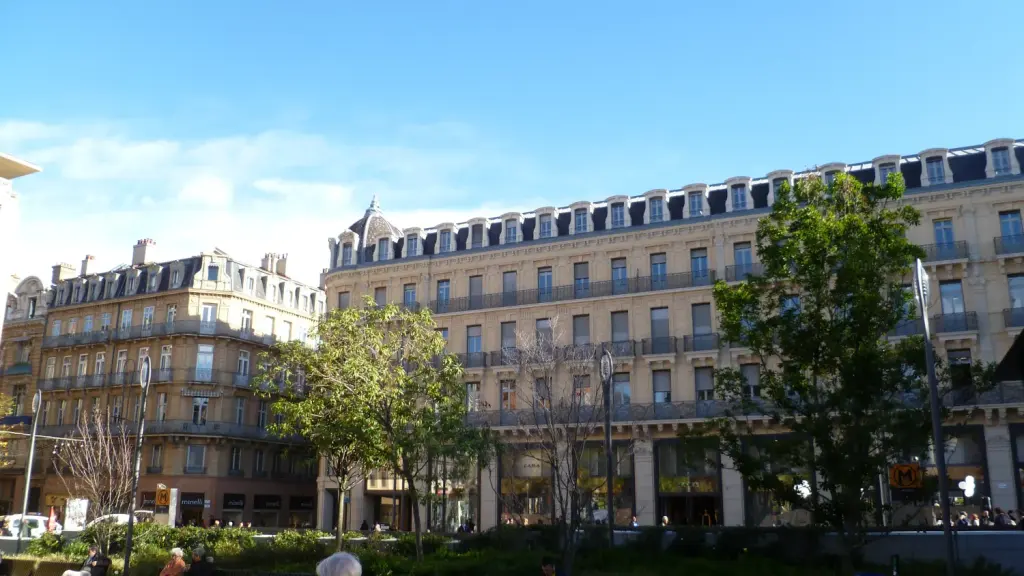 Jardins et façades autour du square Charles-de-Gaulle à Toulouse en novembre 2014