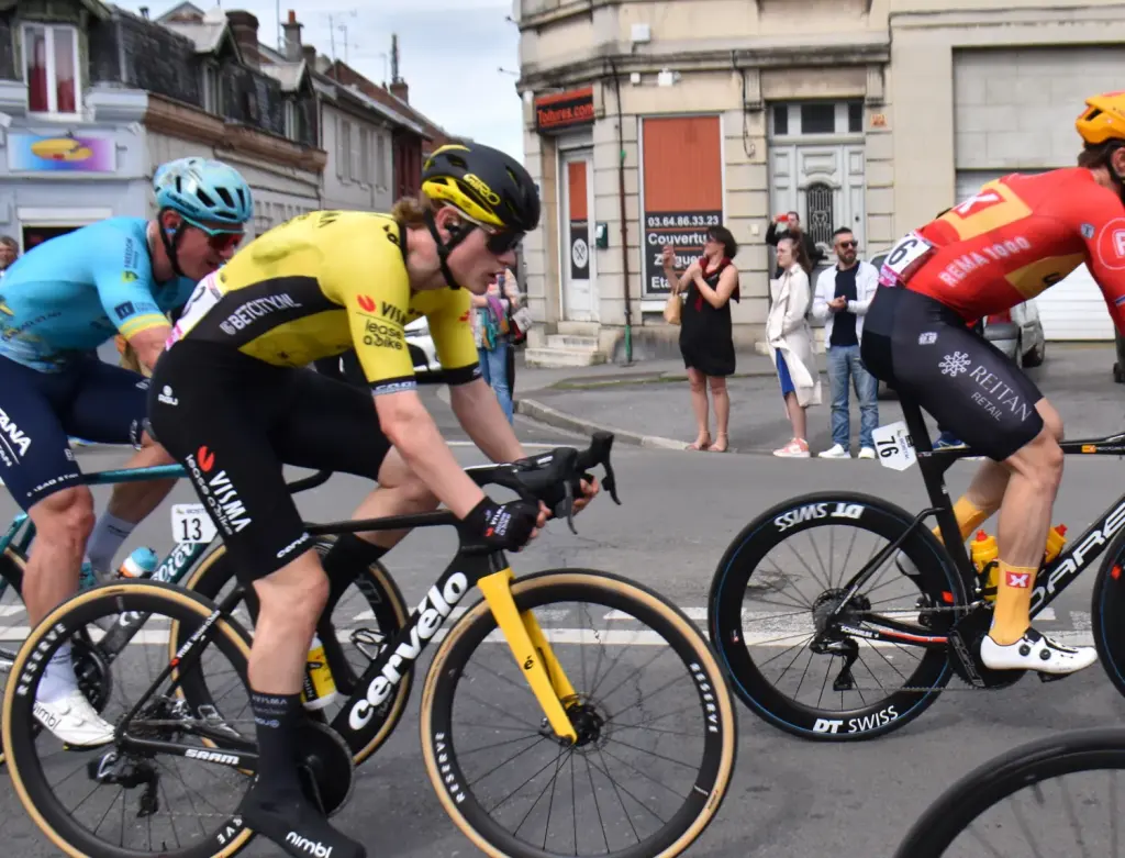 Per Strand Hagenes, dossard 13, à Paris-Roubaix le 7 avril 2024. Photographie d’archive, distincte de Paris-Tours 2026.