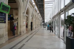 Le hall de la gare du Mans, photographie d’archive de décembre 2024
