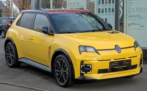 Renault 5 E-Tech Electric jaune en exposition