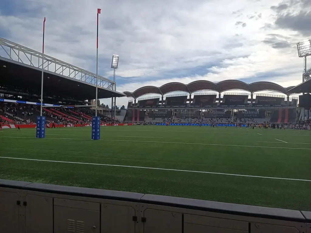 Pelouse, poteaux et tribunes du stade de Gerland pendant un match de rugby en 2021