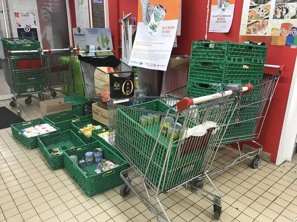 Cageots de produits collectés par la Banque alimentaire à Villeurbanne en décembre 2018