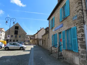 Rue de l’Abreuvoir à Trappes, photographiée en 2025