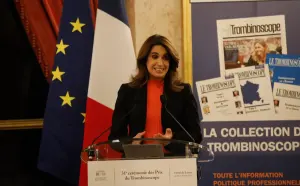 Sonia Mabrouk parlant dans un microphone