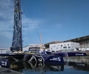 Le maxi-trimaran Gitana 18 amarré à Lorient