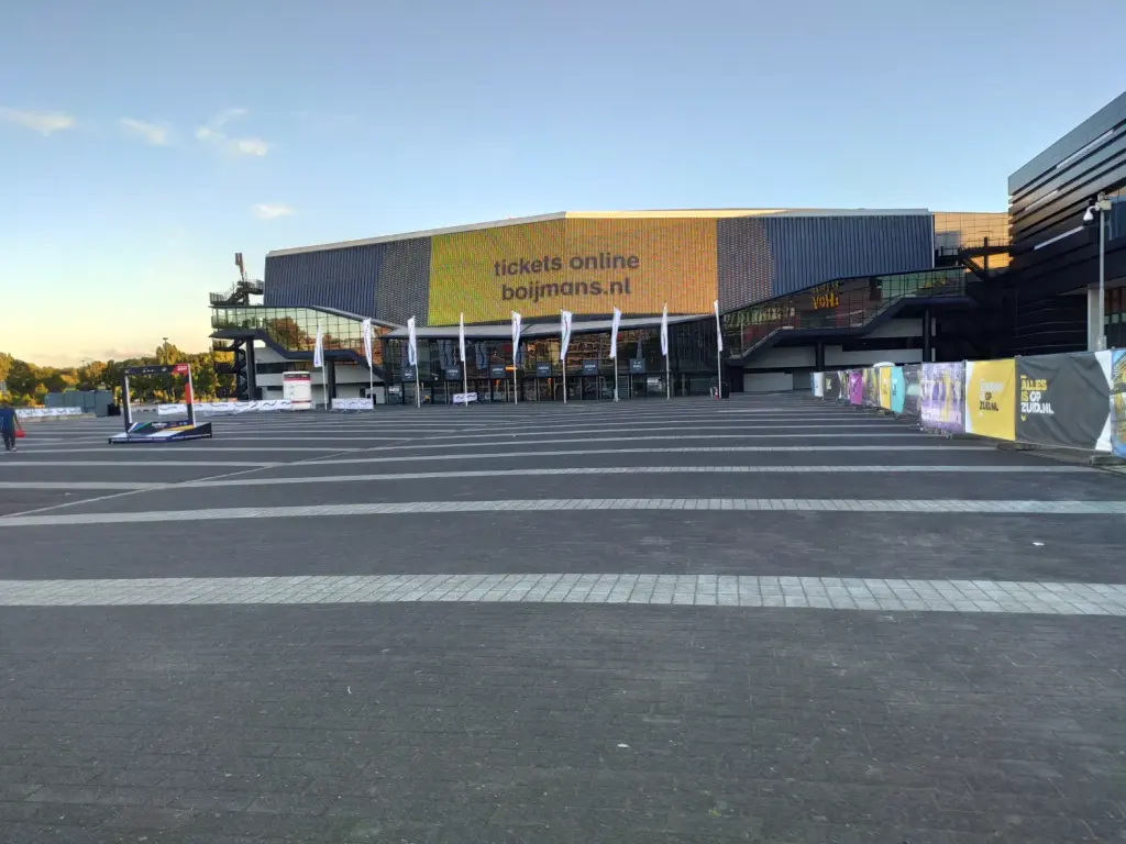 La façade et le parvis de Rotterdam Ahoy en2020, photographie d’archive du lieu des Mondiaux