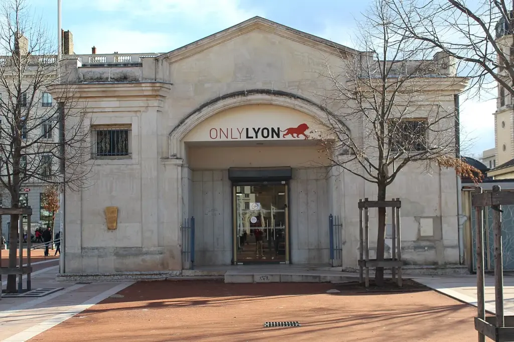 Le pavillon de l’office de tourisme de Lyon place Bellecour