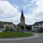 Centre de Vagney, église et commerces identifiables, photographié le 23 mai 2015 (archive)