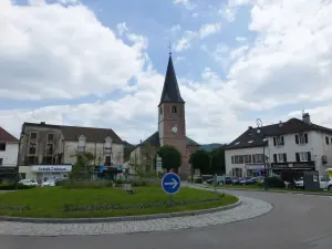 Centre de Vagney, église et commerces identifiables, photographié le 23 mai 2015 (archive)