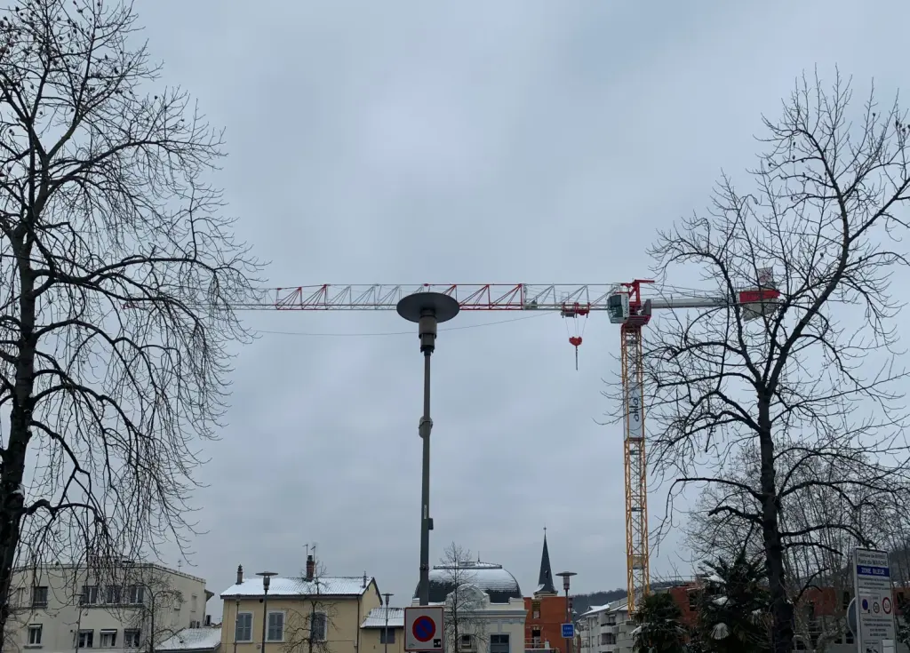 Grue sur un chantier de construction d’immeuble