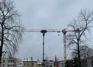 Grue sur un chantier de construction d’immeuble