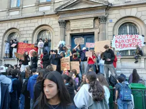 Mobilisation lycéenne devant le lycée Condorcet à Paris le 6 octobre 2026