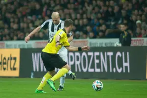 Zinédine Zidane joue lors d’un match caritatif à Berne en 2014