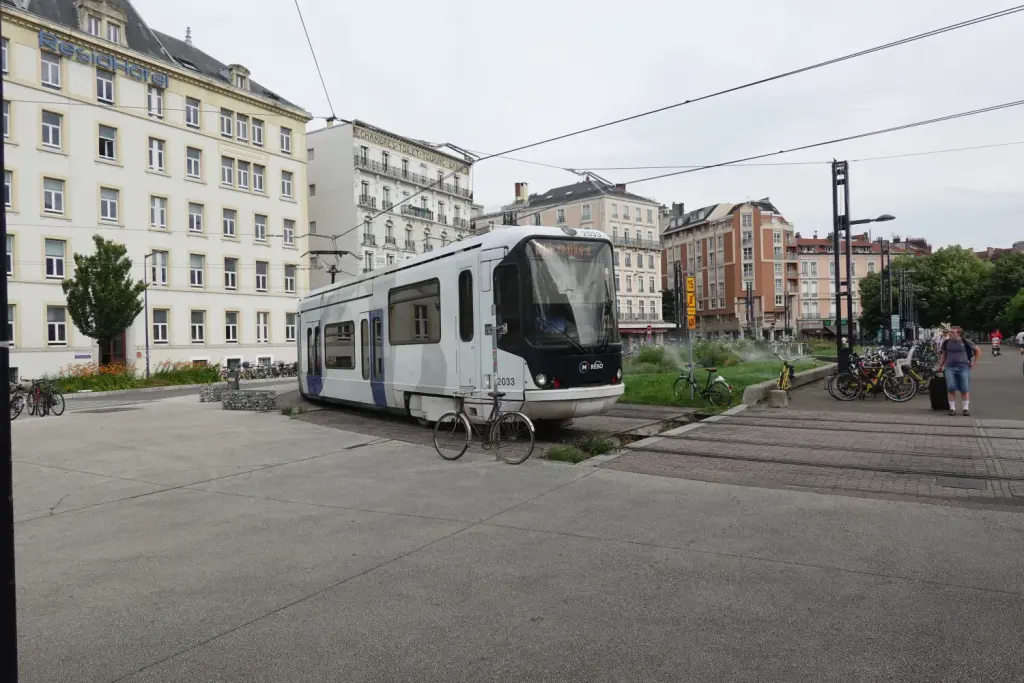 Une rame du tramway de Grenoble près de la gare, en juin 2025.