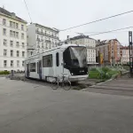 Une rame du tramway de Grenoble près de la gare, en juin 2025.