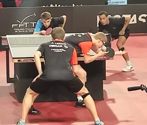 Alexis et Félix Lebrun pendant un match de double de tennis de table