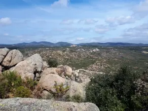 Montalba-le-Château et son plateau vus depuis Puig Pedrós
