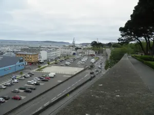 Vue du port de Brest et du littoral breton