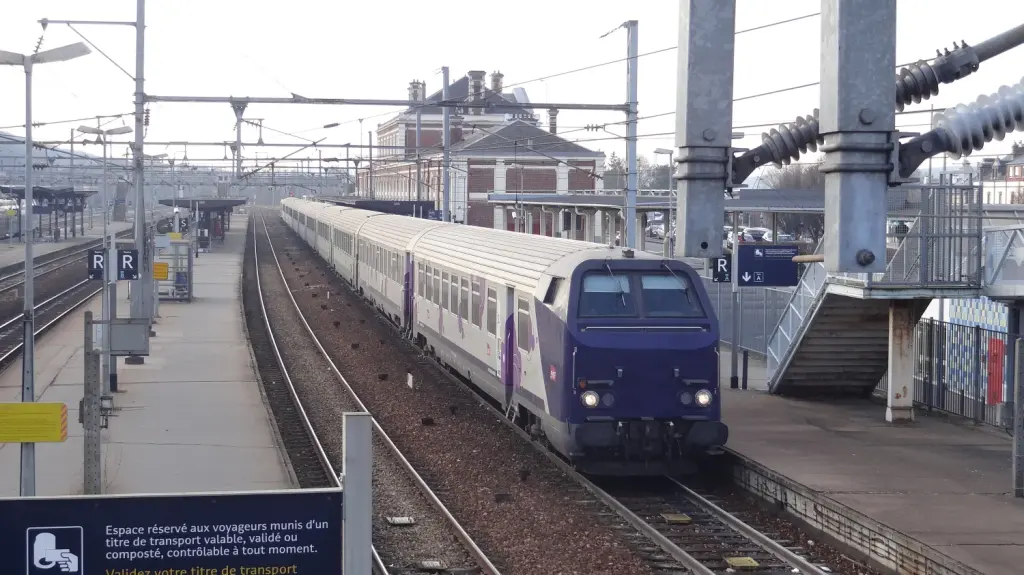 Quais de la gare d’Évreux-Normandie avec un train à l’arrêt