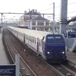 Quais de la gare d’Évreux-Normandie avec un train à l’arrêt