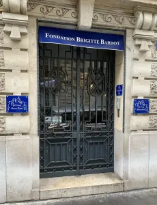 Porche de la Fondation Brigitte Bardot à Paris