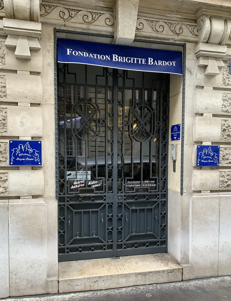 Porche de la Fondation Brigitte Bardot à Paris