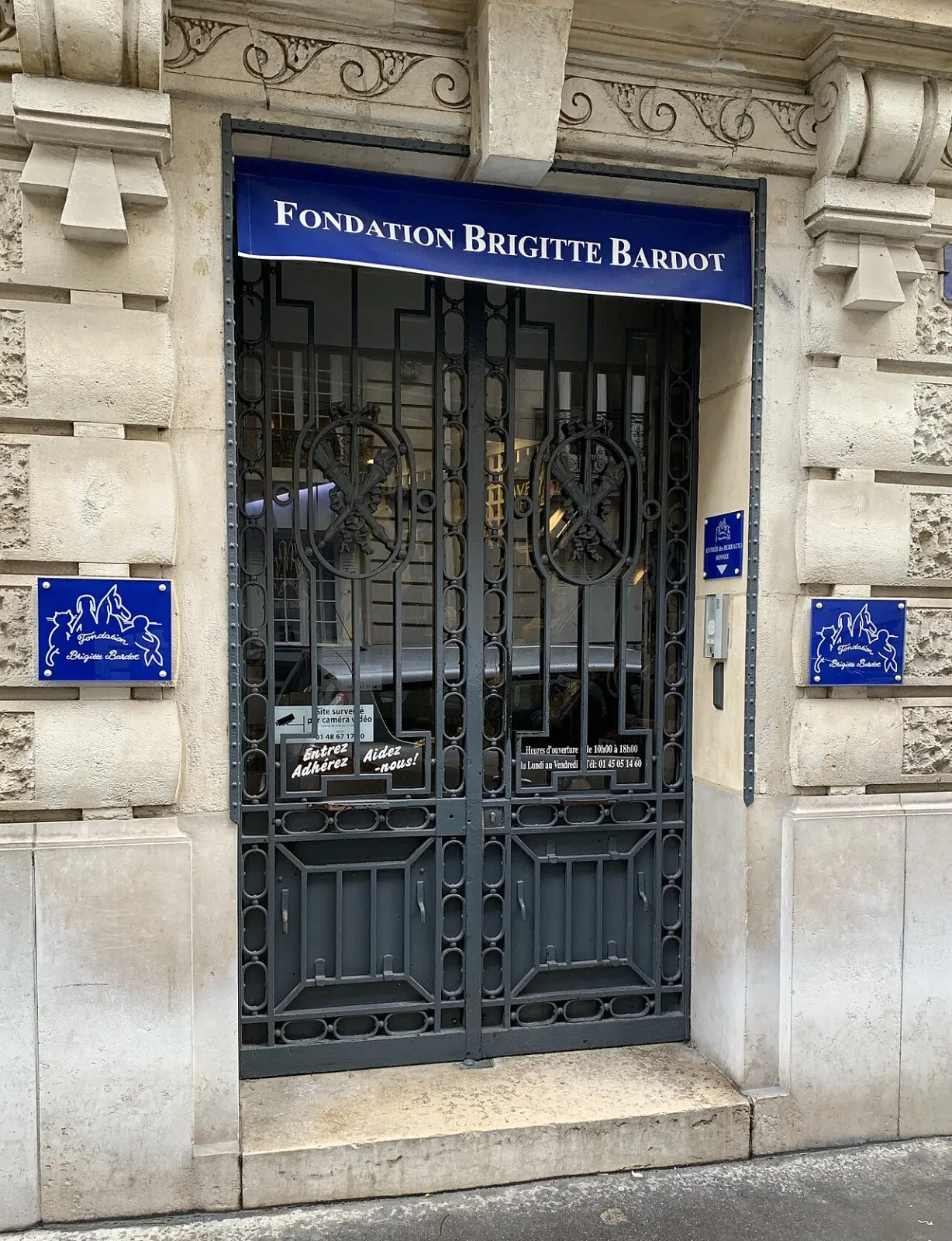 Porche de la Fondation Brigitte Bardot à Paris