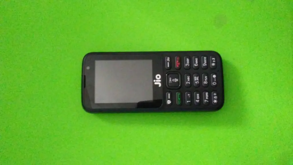 Téléphone mobile posé sur une surface sombre