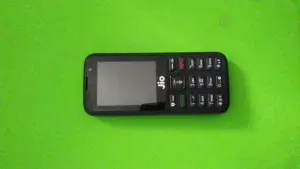 Téléphone mobile posé sur une surface sombre