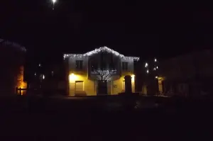 Mairie d’Amou illuminée dans les Landes