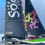 Sodebo Ultim 3 et son équipage lors de leur arrivée à Brest en janvier 2026