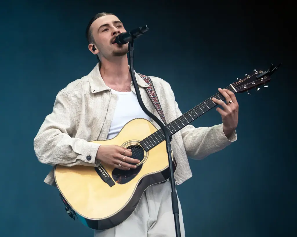 Pierre Garnier chante sur scène pendant un concert.