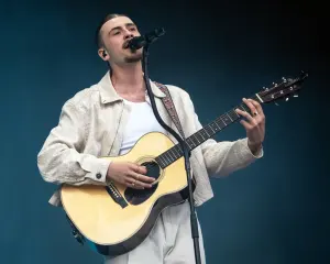 Pierre Garnier chante sur scène pendant un concert.