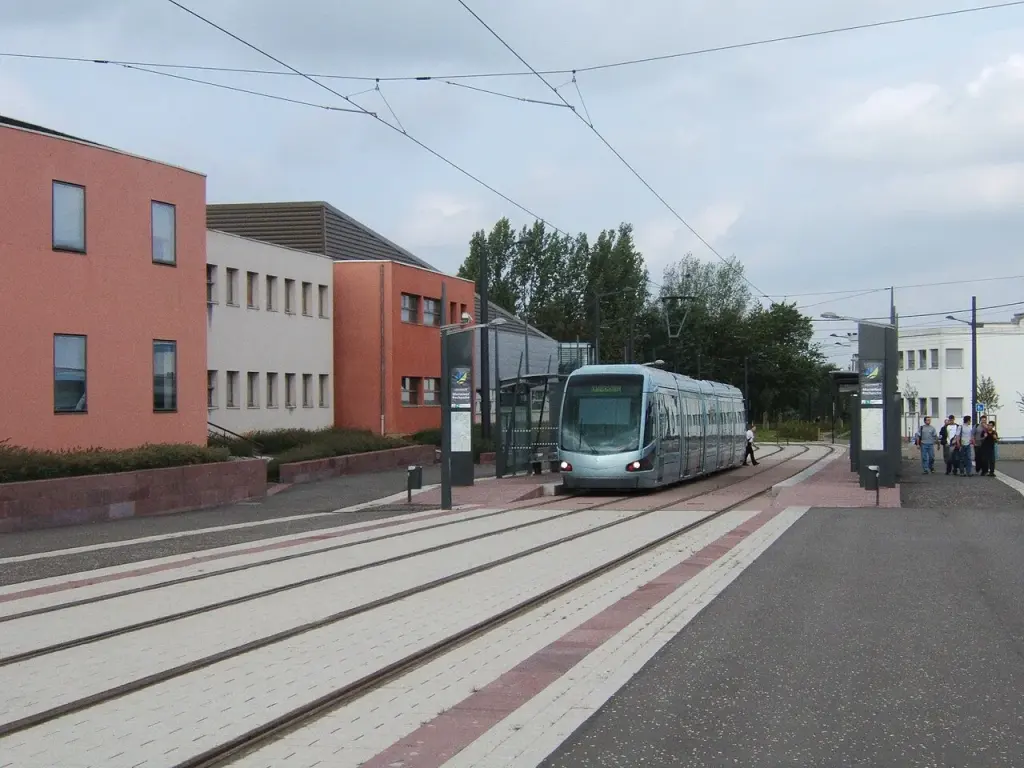 Une rame du tramway de Valenciennes en station, archive de 2006