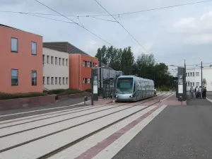 Une rame du tramway de Valenciennes en station, archive de 2006