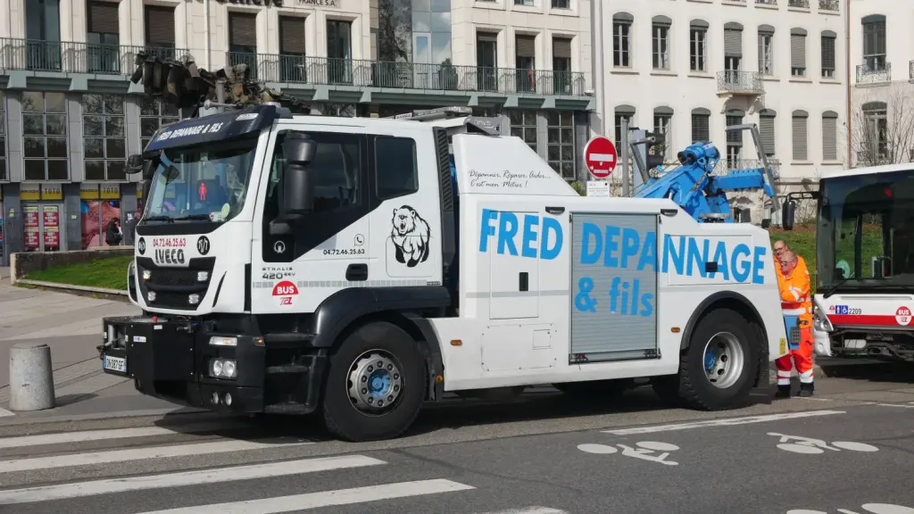 Dépanneuse française en intervention à Lyon