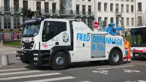 Dépanneuse française en intervention à Lyon